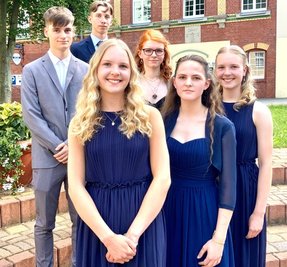 Die besten Absolventen der Oberschule Bergstadt Schneeberg sind in diesem Jahr Leon Maurice Baumann, Toni Ullmann und Jenny Hofmann (hinten von links) sowie Nele Völkel, Miranda Lein und Jette Völkel (vorn von links). 