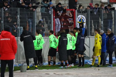 Sportlicher Tiefpunkt der laufenden Saison ausgerechnet vor der Mitgliederversammlung: Nach dem 2:7 in Erfurt am vergangenen Freitag mussten die Spieler des CFC zum Rapport bei den Fans.