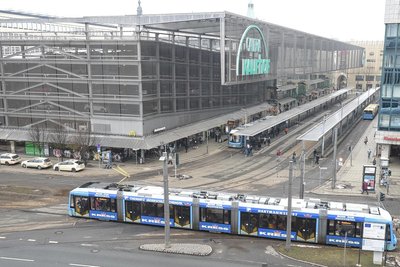 Das Parkhaus der Chemnitzer Galeria Kaufhof gehört zu den größten in der Stadt. Ein Mann aus dem Erzgebirge hat sich dort innerhalb eines Jahres mehr als 2600 Park-Chips ergaunert. Nun stand er vor Gericht.