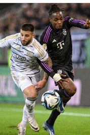 „Danach war Feiern ausnahmsweise mal erlaubt“: Calogero Rizzuto (li.) im Laufduell mit Mathys Tel beim 2:1-Sieg gegen den FC Bayern.