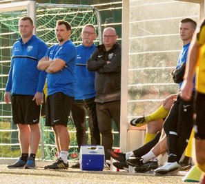 Ratlosigkeit auf und neben der BSC-Bank. Gegen den Großenhainer FV II ging die saisonale Achterbahnfahrt der Freiberger weiter. Im Bild das Trainerteam um Chefcoach David Kirsch (l.).