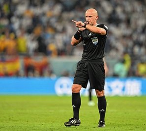 Nicht mehr mit voller Haarpracht, dafür energischer: Szymon Marciniak, der das WM-Finale Frankreich gegen Argentinien leiten durfte. 