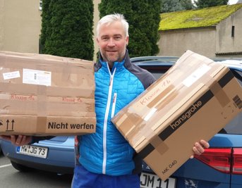 Stadtrat Mike Tauchmann hat den Versand der Päckchen organisiert. Initiiert und finanziert hat die Aktion die Penigerin Karin Wermann, die selbst gern im Hintergrund bleiben möchte. 