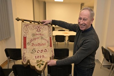 Ortsvorsteher Tobias Unger mit der Fahne des ehemaligen Radfahrervereins.