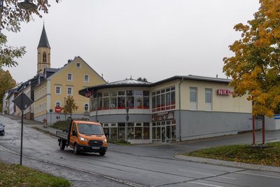 Das Gebäude, in dem sich der Groschen-Markt befand, steht nur wenige Meter unterhalb der Oberwiesenthaler Kirche. Den NKD-Markt gibt es weiterhin.