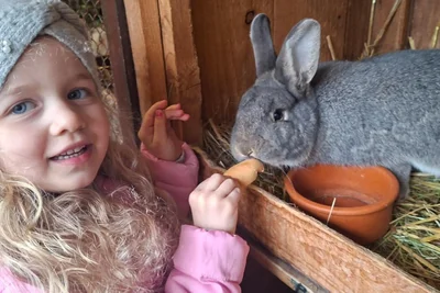 Martha aus Neuhausen im Erzgebirge mit Kaninchen Blacky.