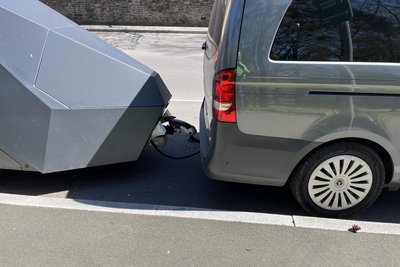 Der mobile Blitzer wird per Anhängerkupplung bewegt.