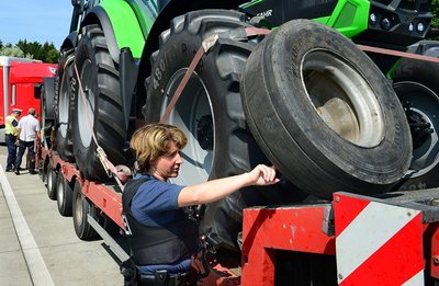 Polizeihauptmeisterin Jacqueline Lorenz überprüft an einem polnischen Lkw das Ersatzrad, das der Fahrer aufziehen muss.