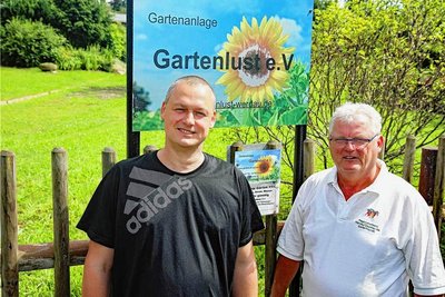 Uwe Jakobeit (re.), mit Nico Koch von der Anlage "Gartenlust", sagt, dass Gärtnern ein preiswertes Hobby ist.