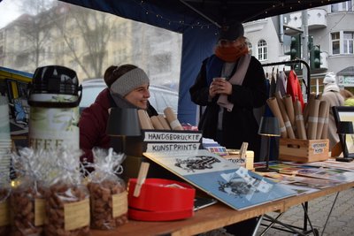 Sonst verkauft Künstlerin "Viervier" (rechts) ihre Werke über Instagram. Am Samstag versuchte sie es mit einem Stand auf dem Kaßberg.
