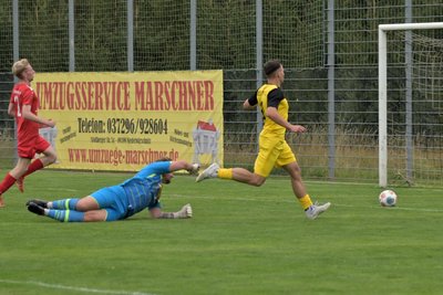 OFC-Stürmer Marcus Seim (rechts) sorgte kurz vor Schluss für Ergebniskosmetik – OSV-Keeper Nicolas Kriebel kann nur noch hinterherschauen.