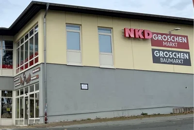 Noch vor wenigen Tagen wurde an der Fassade des früheren Penny-Markts in Oberwiesenthal auf den Groschen-Markt mit Groschen-Baumarkt hingewiesen. Inzwischen sind die Tafeln ab.