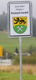 Fünf der 64 Begrüßungstafeln im Erzgebirgskreis gibt es nun in tschechischer Sprache. 