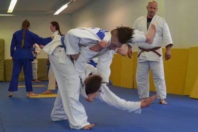 Training der Leistungsgruppe U 18: Niclas Schütz (l.) und Nevio Reich üben unter den Augen von Trainer Björn Stäwen an einer Wurftechnik. Beide Judoka haben bei Bezirks- und Landesmeisterschaften schon Titel erkämpft. Der JV Ippon gilt in Westsachsen und Vogtland als Kaderschmiede und benötigt dringend angemessene Räumlichkeiten. Seit die Göltzschtalhalle gesperrt ist, trainieren die Sportler in den ehemaligen Räumen des Reno-Marktes an der Auerbacher Straße. Foto: Joachim Thoß