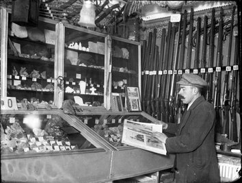 Bruno Gebhardt in der ursprünglichen Sammlung, zu der auch viele Waffen gehörten.