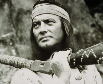 Pierre Brice hat als Darsteller des Apachenhäuptlings Winnetou auf der Leinwand und bei den Karl-May-Festspielen in Bad Segeberg Anteil an der Verbreitung des Wortes "Howgh" als Indianer-Redensart. 