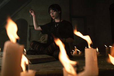 Düsterer und viele Querverweise ins Horrorfach: Jenna Ortega als Wednesday Addams.