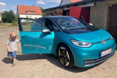 Eine vierköpfige Familie fährt in den Urlaub, insgesamt über 2000 Kilometer. So weit, so normal. Aber ob das auch mit dem E-Auto klappt?