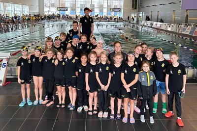 Das Foto zeigt einen Teil der erfolgreichen Schwimm-Talente des SV Zwickau 04.