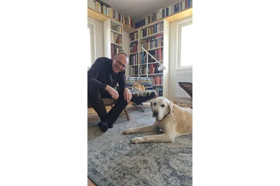 Jurist und Politiker Wolfram Günther mit Labrador Vico.