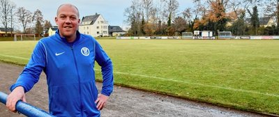 Mario Dempewolf vom TV Oberfrohna an der Laufbahn der Sportanlage am Jahnhaus in Limbach-Oberfrohna, die derzeit noch aus Steinsand besteht und auch mithilfe von Fördermitteln zur Tartanbahn umgebaut werden soll. 