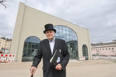 Stadtführer Eberhard Fiebig schlüpft wieder in die Rolle des Fabrikanten Richard Hartmann.