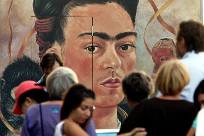 Ein Selbstporträt von Frida Kahlo auf einer früheren Ausstellung in Hamburg.