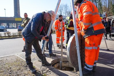 Ein einfaches Dreibeingestell dient zur Absicherung bei Arbeiten in einem Wartungsschacht.