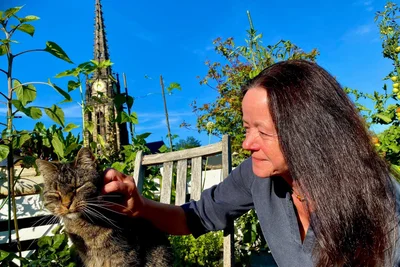 Inhaberin des Freiberger Taschenbuchladens Heike Wenige mit Kater Grisu.