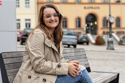 Auf dieser Bank sieht man Dorcas Raber häufiger. Dann studiert die aufgeweckte Fremdsprachenassistentin wieder Marktbesucher.