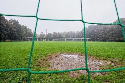 Ein unbespielbarer Rasen in Lichtenstein verhindert ein Nachholspiel (Symbolbild). 