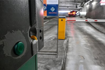 Die Einfahrt in das Parkhaus der Galeria Kaufhof in Chemnitz. Auf Knopfdruck spuckt der Automat einen gelben Chip aus. Er wird später fürs Bezahlen der Parkgebühren benötigt.