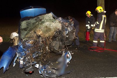  Bei einem schweren Unfall auf der B 101 zwischen Annaberg-Buchholz und Thermalbad Wiesenbad ist am Donnerstagabend ein 23-Jähriger ums Leben gekommen. 