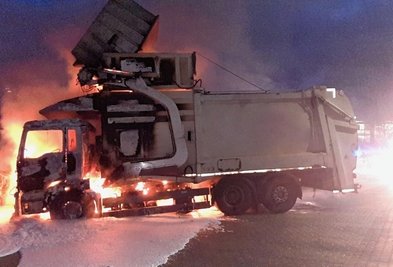 Im Limbach-Oberfrohnaer Ortsteil Pleißa ist am Donnerstagmorgen ein Müllfahrzeug in Flammen aufgegangen und ausgebrannt. 
