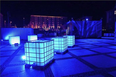 Beleuchtete Wassercontainer gehörten zur Klang-Licht-Video-Performance "Gehzeiten". 