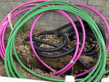 Der Glasfaserausbau sorgt in Mittweida für einige Bauarbeiten, so auch am Hain. Die bunten Kabeln sind spezifisch für die Baurbeiten.