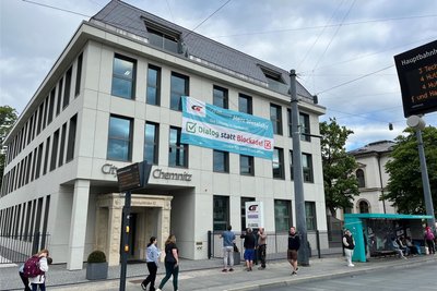 Mit einem Plakat begrüßt in Chemnitz das Unternehmen City-Bahn am Freitagmorgen den Vorsitzenden der Lokführergewerkschaft GDL, Claus Weselsky.