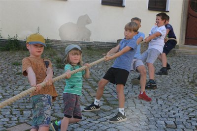 Tauziehen gehört zum Fest.