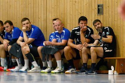 Betretene Gesichter auf der HC-Bank: Co-Trainer Oliver Pflug (rechts) und Trainer David Kylisek hatten im Spiel gegen Pirna/Heidenau großen Redebedarf.