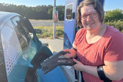 Autohöfe und Rasthöfe an Autobahnen sind inzwischen meist sehr gut mit Ladesäulen ausgestattet. Das Bezahlen ist per Karte eines Ladeanbieters, per App, Kreditkarte oder teilweise auch per EC-Karte möglich.