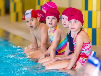 Die ausgebildeten Schwimmlehrer wissen sehr gut, wie sie die Minis am Beckenrand bei Laune halten. Im warmen Wasser sei es auch leichter, als im Freibad, sagt Vereinschef Alexander Steiner. 