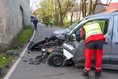 Der Fahrer dieses Fiat wurde bei einem Unfall in Langenchursdorf schwer verletzt.