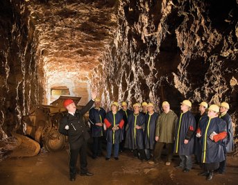 Das Besucherbergwerk Zinnkammern Pöhla besteht seit 1992 und wird seit 2007 auf der Basis eines Pachtvertrages mit der Wismut GmbH durch einen Verein betrieben. Rund 20.000 Interessenten wurden hier in normalen Jahren seit 2015 - also ohne coronabedingte Zwangsschließungen - zu Führungen begrüßt. 
