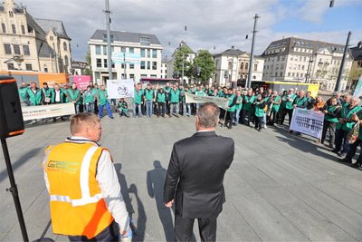 Etwa 80 Gewerkschaftsmitglieder kamen zur Kundgebung auf den Bahnhofsvorplatz in Chemnitz. Auch Lokführer aus dem Vogtland und aus Leipzig zeigten ihre Solidarität.