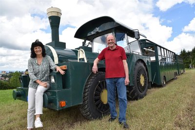 Heidi Schmidt, Sachgebietsleiterin Tourismus und Wirtschaftsförderung der Stadt Schneeberg, und Peter Aechtner, Betreiber der Vogtland-Express-Kleinbahn.