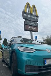 Die Kinder freut's: Die Fastfoodkette McDonalds hat in einer Kooperation mit dem Energieanbieter EWE über 600 ihrer Standorte in Deutschland mit E-Ladesäulen ausgestattet.