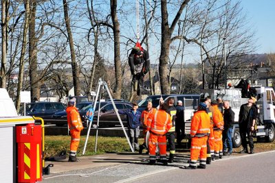 Die verunglückte Person in Form eine Puppe wurde mit Hilfe der Drehleiter geborgen.