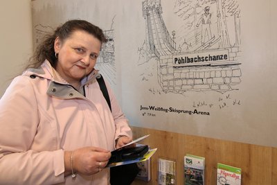 Ines Frommelt aus Altenburg findet die Info ansprechend und fühlt sich gut informiert für einen Besuch der Stadt.