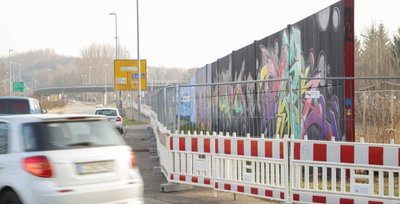 Die Lärmschutzwand wird wieder abgerissen - allerdings nicht wegen der Graffiti, sondern weil sie zu niedrig und zu kurz ist.