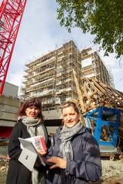 Awo-Geschäftsführerin Katrin Schmidt (links) und Pflegedienstleiterin Susan Hüllebrand-Thiel fiebern bereits der Eröffnung der neuen Seniorenwohnlage entgegen. Die Arbeiterwohlfahrt betreibt das Projekt.